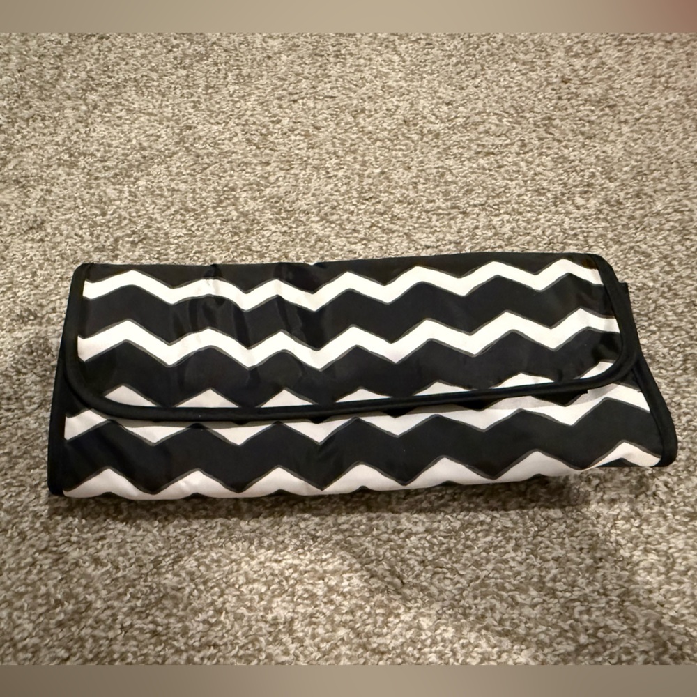 Thirty-one Black and White Chevron thermal curling iron travel pouch